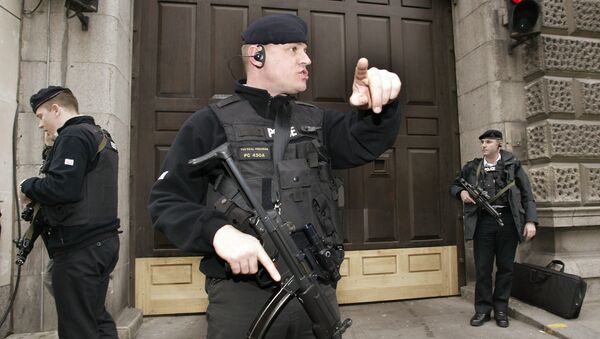 Armed anti-terror police close off the street and guards the entrance gate before the arrival of the prison van carrying Muslim cleric Abdullah el-Faisal at the Central Criminal Court, the Old Bailey in London 07 March, 2003 - Sputnik International