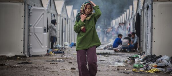 A troubled woman in a migrant camp A troubled woman in a migrant camp - Sputnik International