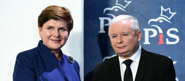 Jaroslaw Kaczynski (R), the leader of the conservative Law and Justice (PiS) party, shakes hands with designated prime minister Beata Szydlo after she announced members of her new cabinet on November 9, 2015 in Warsaw Jaroslaw Kaczynski (R), the leader of the conservative Law and Justice (PiS) party, shakes hands with designated prime minister Beata Szydlo after she announced members of her new cabinet on November 9, 2015 in Warsaw - Sputnik International