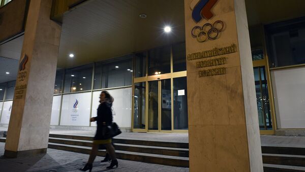Women leave the Russian Olympic Committee building which houses the headquarters of the All-Russian Athletics Federation in Moscow on November 9, 2015 - Sputnik International