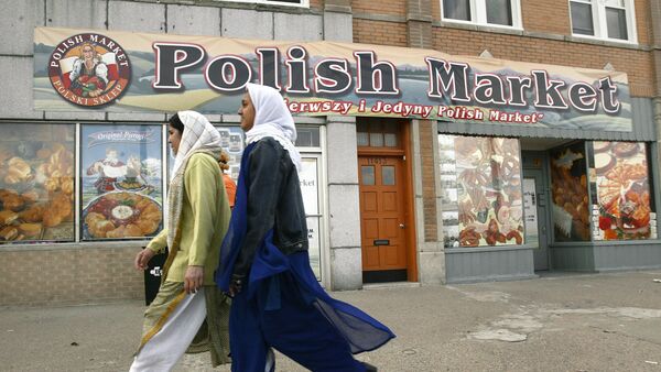 Muslim women walk past the Polish Market in downtown Hamtramck, Mich., Monday, April 19, 2004. In a sign of the deep changes in this once predominantly Polish town, City Council is expected Tuesday to pass a noise ordinance amendment that would permit mosques to issue the traditional call to prayer. But some longtime residents are resisting what they consider an affront to the religious freedom of non-Muslims. - Sputnik International