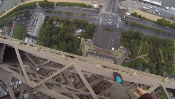 Man Climbs Eiffel Tower, and the Footage Is Terrifying - Sputnik International