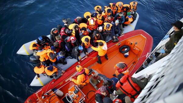 Refugees and migrants board the Turkish Coast Guard Search and Rescue ship Umut-703, off the shores of Canakkale, Turkey, after a failed attempt at crossing to the Greek island of Lesbos, November 9, 2015. - Sputnik International