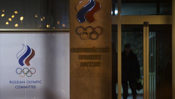 A member of security guards a Russian Olympic committee building in Moscow, Russia, Monday, Nov. 9, 2015. - Sputnik International