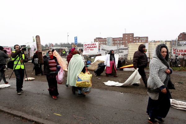 EU migrants are evicted by police from a camp in Malmoe, Sweden, November 3, 2015.  - Sputnik International