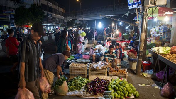 In this photo taken on July 11, 2015, Indonesians buy food at the Jakarta night market. - Sputnik International