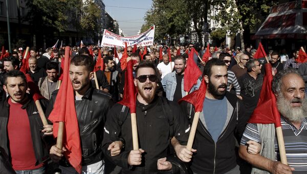 Protesters from the Communist-affiliated trade union PAME take part in an anti-austerity demonstration during a 24-hour general strike in central Athens, Greece November 12, 2015 - Sputnik International