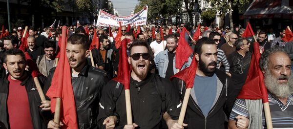 Protesters from the Communist-affiliated trade union PAME take part in an anti-austerity demonstration during a 24-hour general strike in central Athens, Greece November 12, 2015 - Sputnik International