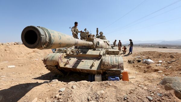 A tank used by fighters loyal to Yemen's government is pictured at the frontline of the fighting against Houthi rebels in Yemen's northern province of Marib November 8, 2015. - Sputnik International