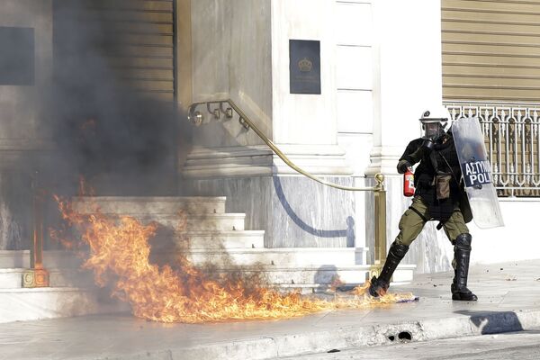 A riot policeman tries to avoid a petrol bomb thrown by protesters during a rally in Athens, Thursday, Nov. 12, 2015. A riot policeman tries to avoid a petrol bomb thrown by protesters during a rally in Athens, Thursday, Nov. 12, 2015. - Sputnik International