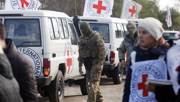 Red Cross observers watch a captive exchange in the small Ukrainian town of Schastya, Lugansk. - Sputnik International