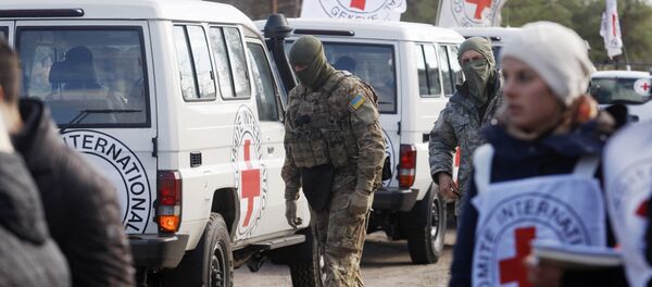 Red Cross observers watch a captive exchange in the small Ukrainian town of Schastya, Lugansk. Red Cross observers watch a captive exchange in the small Ukrainian town of Schastya, Lugansk. - Sputnik International