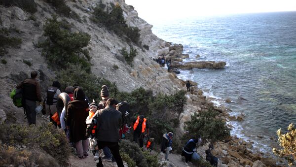 Migrants arrive to travel by dingny from the Turkish coast to the Greek island of Chios, near Cesme, Turkey, Monday, Nov. 9, 2015. - Sputnik International