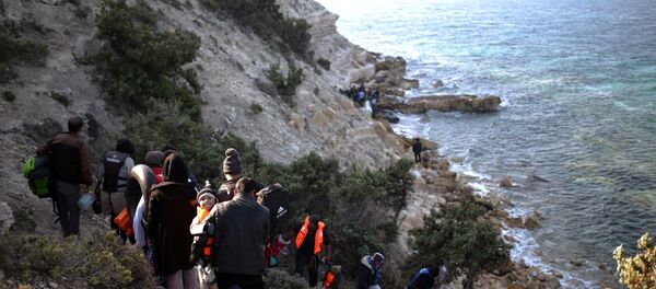 Migrants arrive to travel by dingny from the Turkish coast to the Greek island of Chios, near Cesme, Turkey, Monday, Nov. 9, 2015. Migrants arrive to travel by dingny from the Turkish coast to the Greek island of Chios, near Cesme, Turkey, Monday, Nov. 9, 2015. - Sputnik International