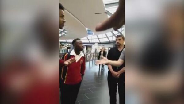 Aussie Apple Store Slammed for Racism After Kicking Out Black Teens (VIDEO) - Sputnik International