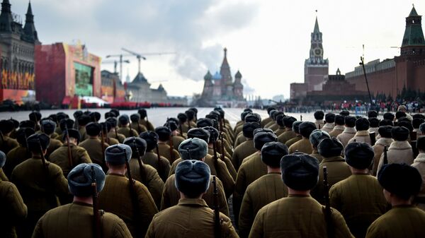 Russian soldiers wearing Red Army World War II uniforms  take part in the military parade on the Red Square in Moscow (File) - Sputnik International