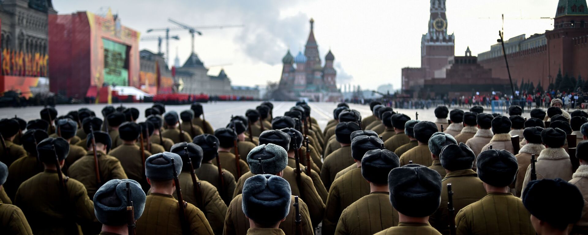 Russian soldiers wearing Red Army World War II uniforms  take part in the military parade on the Red Square in Moscow (File) - Sputnik International, 1920, 15.02.2022