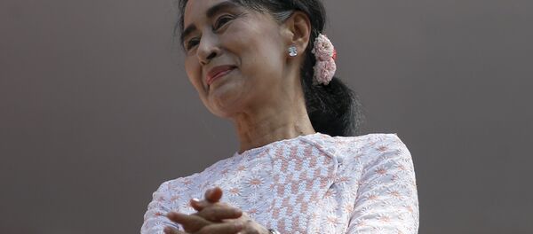 Myanmar's National League for Democracy party leader Suu Kyi looks at supporters after speaking about the general elections in Yangon - Sputnik International