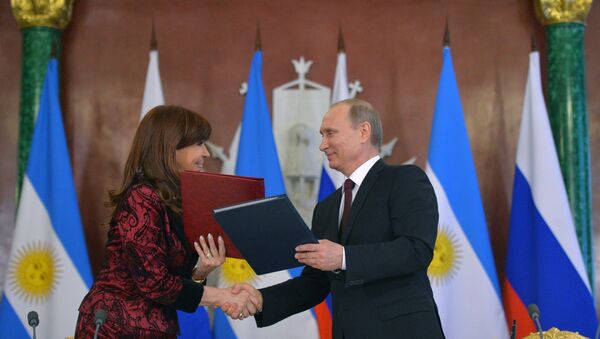 Presidents Vladimir Putin of Russia and Cristina Fernandez de Kirchner seen during the ceremony of signing joint documents on the results of Russian-Argentinian talks in the Kremlin, April 23, 2015 - Sputnik International