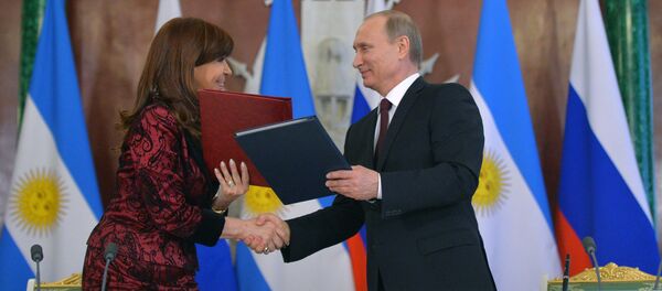 Presidents Vladimir Putin of Russia and Cristina Fernandez de Kirchner seen during the ceremony of signing joint documents on the results of Russian-Argentinian talks in the Kremlin, April 23, 2015 - Sputnik International