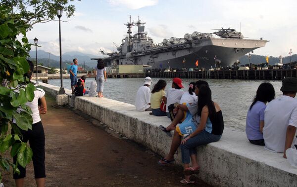 People stand near the docked amphibious assault ship USS Essex at Subic Bay, Philippines. - Sputnik International