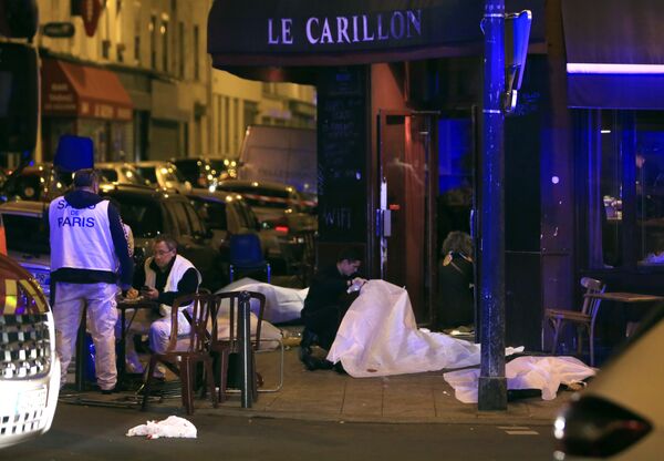 Victims lay on the pavement in a Paris restaurant, Friday, Nov. 13, 2015. Victims lay on the pavement in a Paris restaurant, Friday, Nov. 13, 2015. - Sputnik International