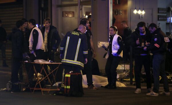 Rescue workers and medics work by victims in a Paris restaurant, Friday, Nov. 13, 2015. Rescue workers and medics work by victims in a Paris restaurant, Friday, Nov. 13, 2015. - Sputnik International