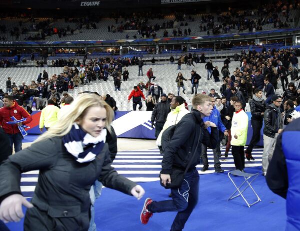 Spectators invade the pitch of the Stade de France stadium after the international friendly soccer match between France and Germany in Saint Denis, outside Paris, Friday, Nov. 13, 2015 Spectators invade the pitch of the Stade de France stadium after the international friendly soccer match between France and Germany in Saint Denis, outside Paris, Friday, Nov. 13, 2015 - Sputnik International