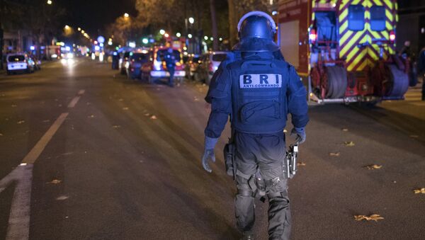 An elite police officer arrivesoutside the Bataclan theater in Paris, France, Wednesday, Nov. 13, 2015. - Sputnik International
