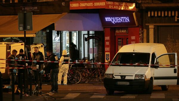 Forensic police search for evidences outside the La Belle Equipe cafe, rue de Charonne, at the site of an attack on November 14, 2015 in Paris, after a series of gun attacks occurred across the city. More than 100 people were killed in a mass hostage-taking at a Paris concert hall and many more were feared dead in a series of bombings and shootings, as France declared a national state of emergency - Sputnik International