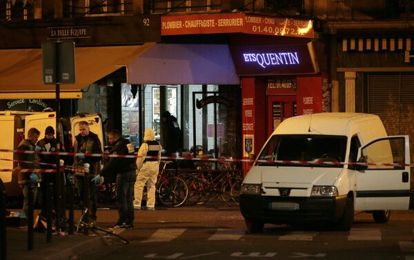 Forensic police search for evidences outside the La Belle Equipe cafe, rue de Charonne, at the site of an attack on November 14, 2015 in Paris, after a series of gun attacks occurred across the city. More than 100 people were killed in a mass hostage-taking at a Paris concert hall and many more were feared dead in a series of bombings and shootings, as France declared a national state of emergency - Sputnik International