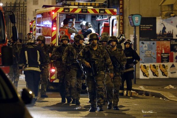 Soldiers walk in front of an ambulance as rescue workers evacuate victims near La Belle Equipe, rue de Charonne, at the site of an attack on Paris on November 14, 2015 Soldiers walk in front of an ambulance as rescue workers evacuate victims near La Belle Equipe, rue de Charonne, at the site of an attack on Paris on November 14, 2015 - Sputnik International