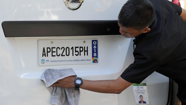 A man polishes a car, one of the hundred of new cars that will be used during the Asia Pacific Economic Cooperation (APEC) summit to be held in the Philippines later this month, in Manila on November 8, 2015 - Sputnik International