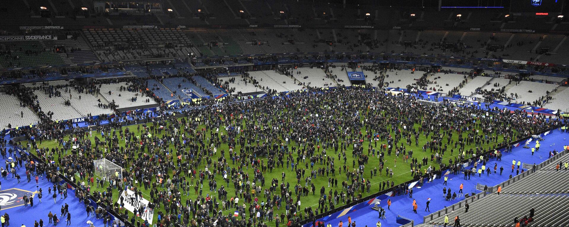 Spectators gather on the pitch of the Stade de France stadium following the friendly football match between France and Germany in Saint-Denis, north of Paris, on November 13, 2015, after a series of gun attacks occurred across Paris as well as explosions outside the national stadium where France was hosting Germany - Sputnik International, 1920, 28.05.2022