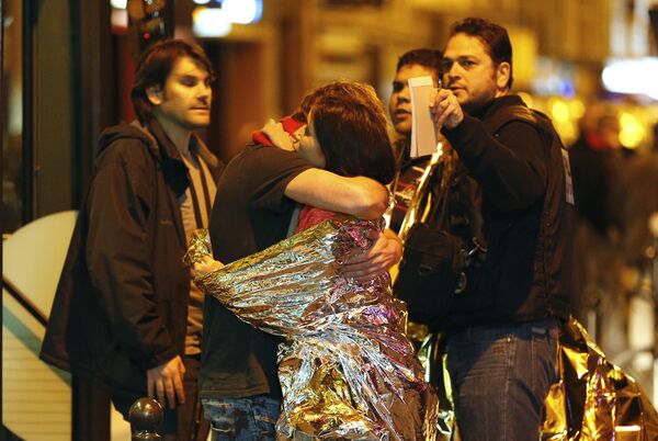 People hug each other before being evacuated by bus, near the Bataclan concert hall in central Paris, on November 14, 2015 People hug each other before being evacuated by bus, near the Bataclan concert hall in central Paris, on November 14, 2015 - Sputnik International
