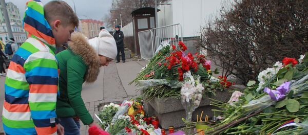 People lay flowers outside the French embassy in Moscow on November 14, 2015, to pay tribute to the victims of the deadly attacks in Paris People lay flowers outside the French embassy in Moscow on November 14, 2015, to pay tribute to the victims of the deadly attacks in Paris - Sputnik International