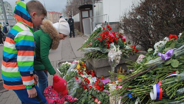 People lay flowers outside the French embassy in Moscow on November 14, 2015, to pay tribute to the victims of the deadly attacks in Paris - Sputnik International