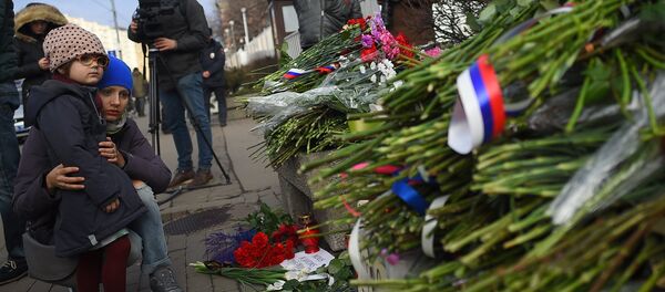People lay flowers outside the French embassy in Moscow on November 14, 2015, to pay tribute to the victims of the deadly attacks in Paris People lay flowers outside the French embassy in Moscow on November 14, 2015, to pay tribute to the victims of the deadly attacks in Paris - Sputnik International
