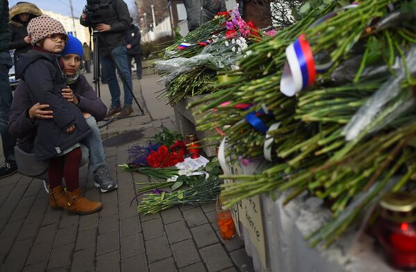 Mourners Lay Flowers, Candles at French Embassies Worldwide - Sputnik International