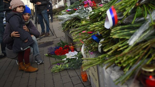 People lay flowers outside the French embassy in Moscow on November 14, 2015, to pay tribute to the victims of the deadly attacks in Paris - Sputnik International