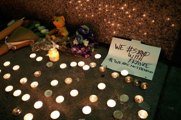 A makeshift memorial honoring the victims of the terror attack in Paris is seen outside the Consulate General of France in San Francisco, California November 13, 2015. A makeshift memorial honoring the victims of the terror attack in Paris is seen outside the Consulate General of France in San Francisco, California November 13, 2015. - Sputnik International