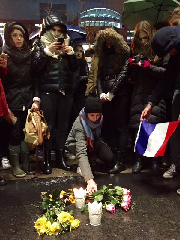 Mourners Lay Flowers, Candles at French Embassies Worldwide - Sputnik International
