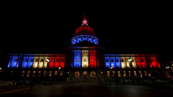 San Francisco City Hall is lit up with blue, white and red, the colors of the French flag, following the Paris terror attacks, in San Francisco, California November 13, 2015 - Sputnik International