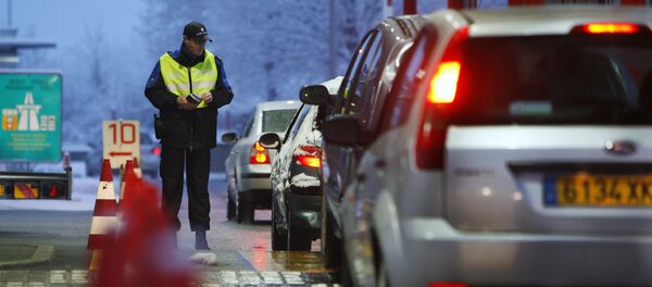 Swiss border guard hands out leaflets informing drivers crossing into Switzerland at Bardonnex (File) Swiss border guard hands out leaflets informing drivers crossing into Switzerland at Bardonnex (File) - Sputnik International