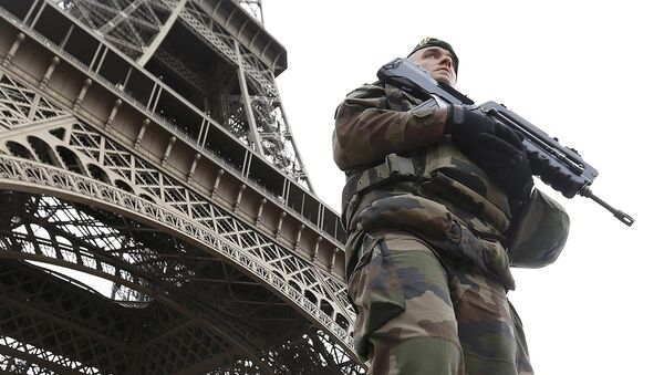 French military patrol near the Eiffel Tower the day after a series of deadly attacks in Paris , November 14, 2015 - Sputnik International
