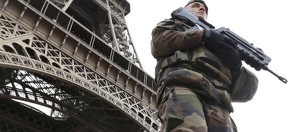 French military patrol near the Eiffel Tower the day after a series of deadly attacks in Paris , November 14, 2015 French military patrol near the Eiffel Tower the day after a series of deadly attacks in Paris , November 14, 2015 - Sputnik International