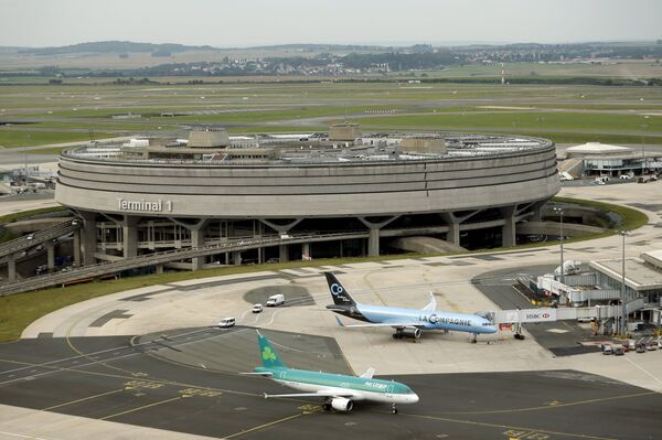 A general view shows the Terminal 1 at the Charles de Gaulle International Airport in Roissy, near Paris in this September 17, 2014. A general view shows the Terminal 1 at the Charles de Gaulle International Airport in Roissy, near Paris in this September 17, 2014. - Sputnik International