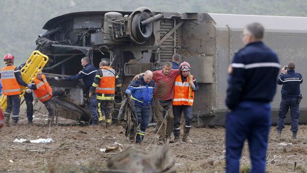 Rescue workers carry a victim from the wreckage of a test TGV train that derailed and crashed in a canal outside Eckwersheim near Strasbourg, eastern France, November 14, 2015 - Sputnik International