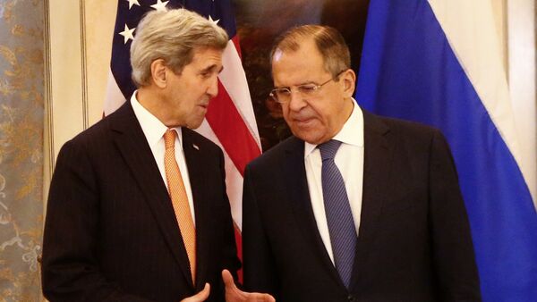 Russia's Foreign Minister Sergei Lavrov (R) and US Secretary of State John Kerry talk before a conference on the Syria conflict in Vienna, Austria, on November 14, 2015 - Sputnik International