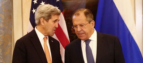Russia's Foreign Minister Sergei Lavrov (R) and US Secretary of State John Kerry talk before a conference on the Syria conflict in Vienna, Austria, on November 14, 2015 - Sputnik International
